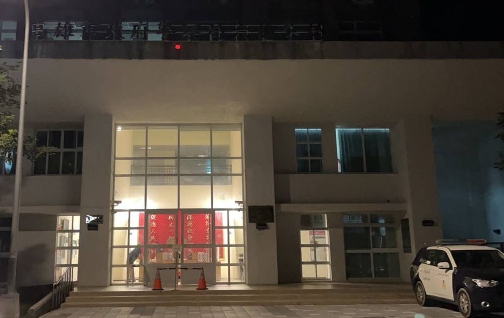周姓男子今天凌晨2時許,騎車到六龜分局義寶派出所(圖)對警員說遭人追殺,卻被警方發現他騎贓車,當場被逮捕。讀者提供