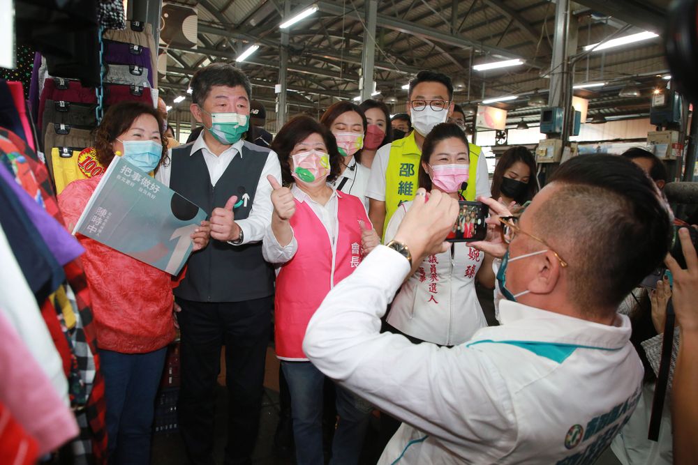 陳時中與支持者合照。朱世閎攝