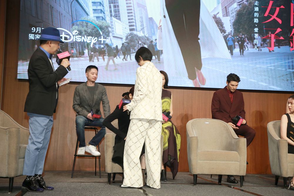 桂纶镁贴心帮剧中妹妹林思宇遮短裙，就怕她走光。朱世闳摄