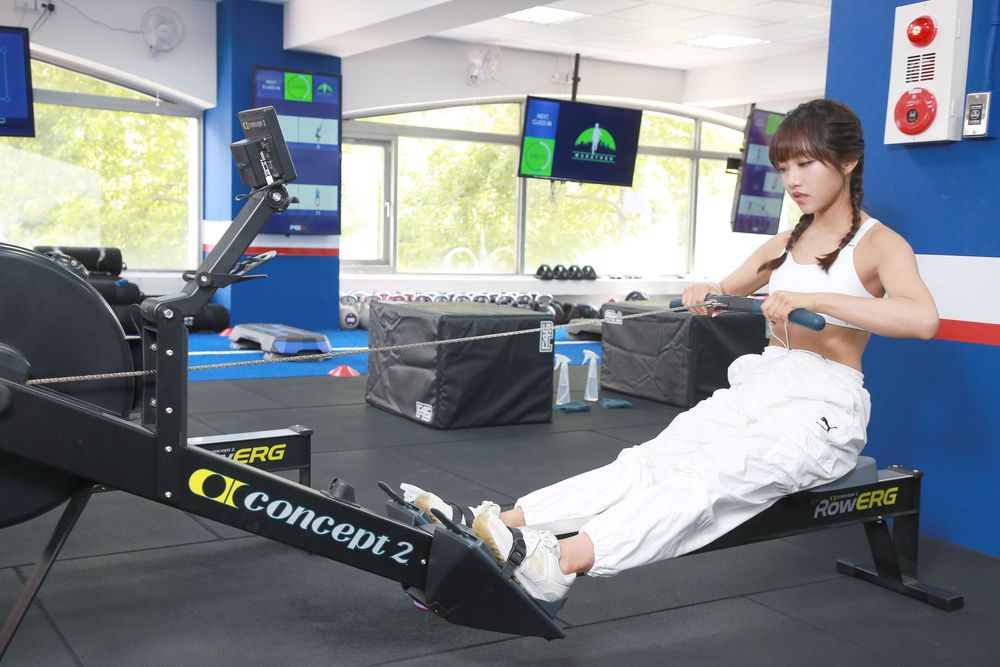 蔡佩軒示範划船機。朱世閎攝