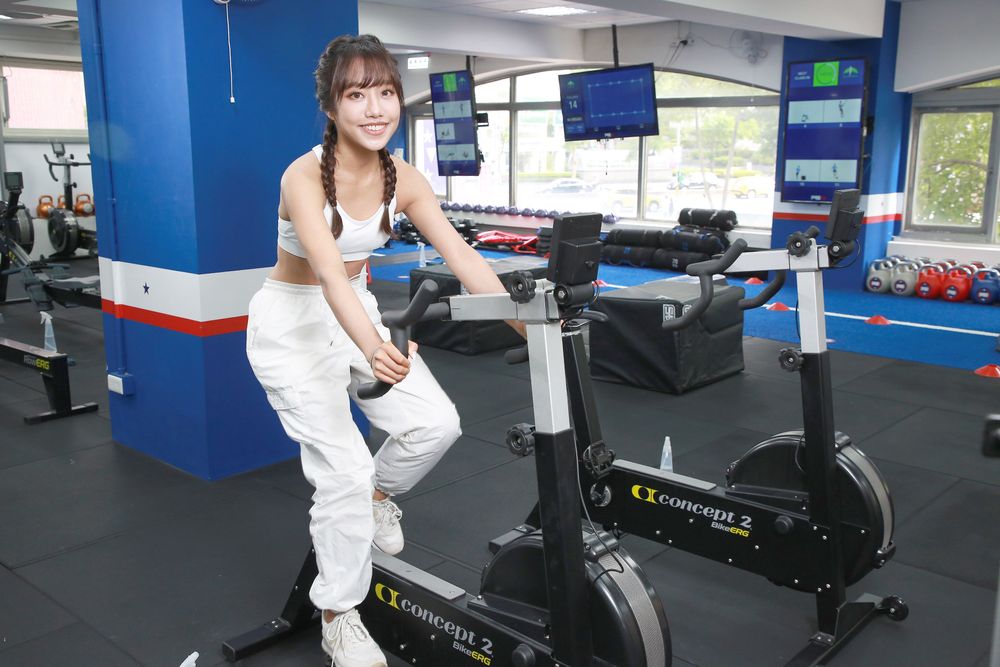 蔡佩軒邊騎車邊唱歌臉不紅氣不喘。朱世閎攝