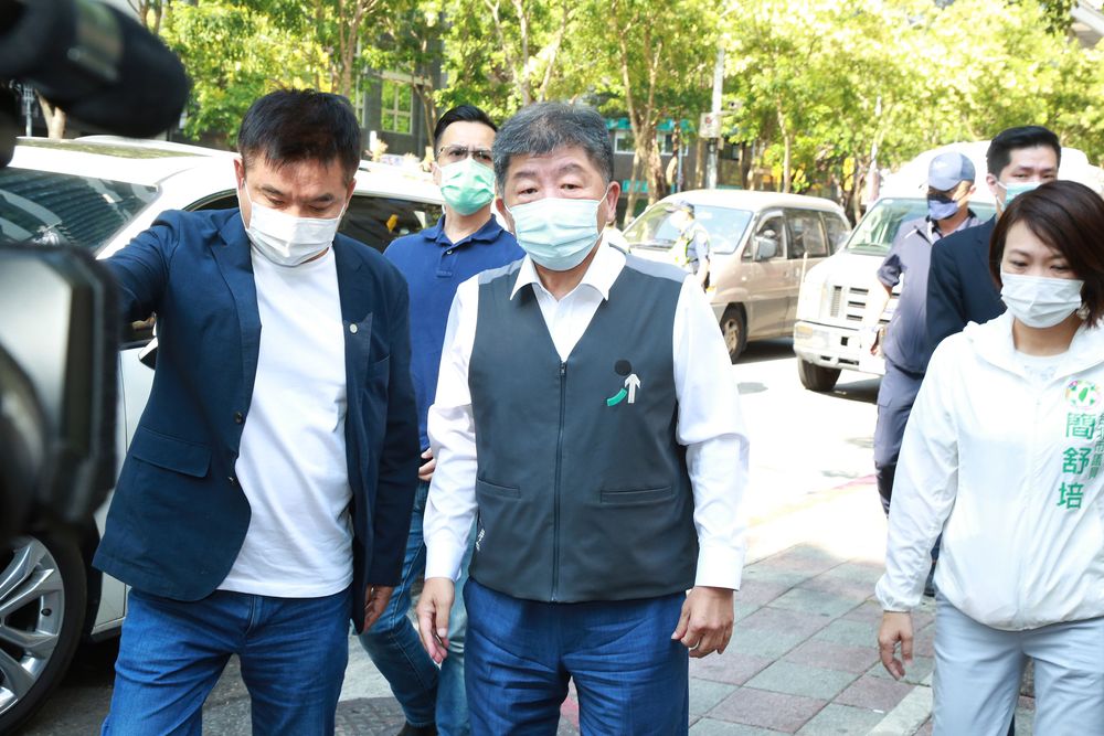 陳時中（中）今合體立委莊瑞雄（左）、市議員簡舒培（右）等人掃街。朱世閎攝