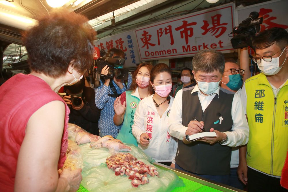 陳時中（左2）到市場掃街，替支持者簽名。朱世閎攝