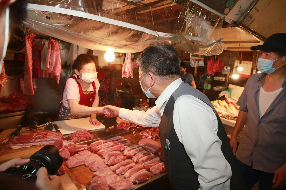 陳時中（中）和攤商握手。朱世閎攝