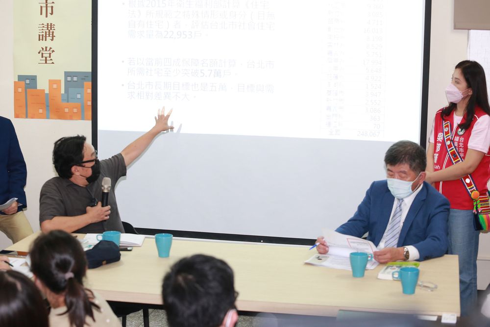 彭揚凱（左）今天與陳時中（前右）對談。朱世閎攝