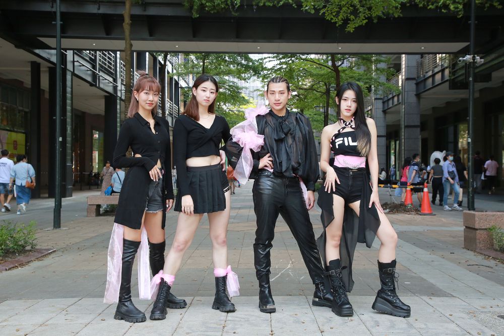 芷軒常和好友們一起跳舞拍影片。朱世閎攝