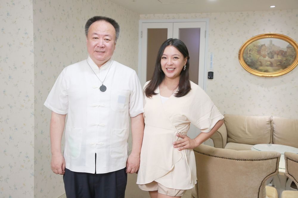 陳宥心（右）很信賴命理師謝沅瑾。朱世閎攝 場地提供／愛兒家產後護理之家