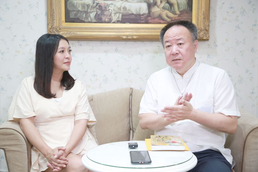 陳宥心請教謝沅瑾問題。朱世閎攝 場地提供／愛兒家產後護理之家