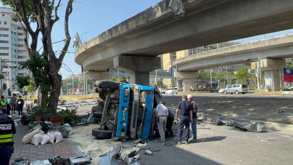 水泥車從橋下翻覆墜落,波及祖孫2人受傷。侯昌騰攝