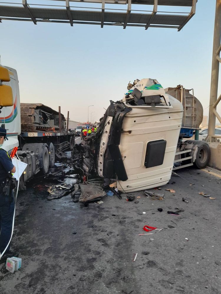 2聯結車追撞造成南下車道回堵。讀者提供