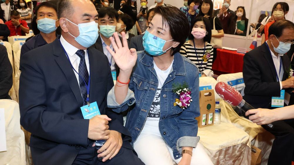 黃珊珊(中)座位與綠營參選人隔開。莊宗達攝