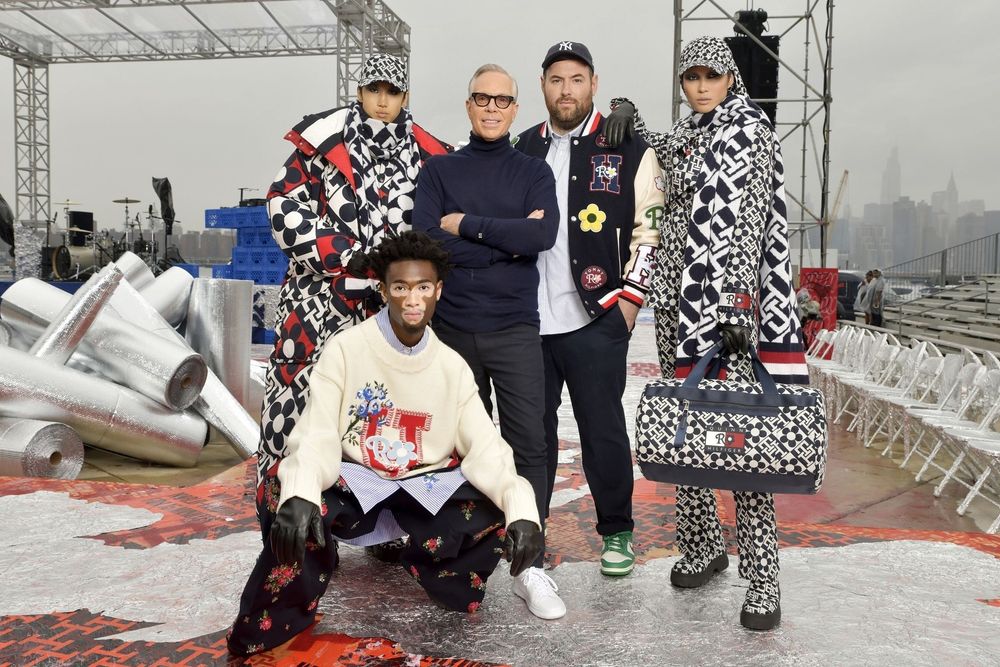 Tommy Hilfiger(中)與英國設計師Richard Quinn(右2)攜手打造的聯名系列,也在此次大秀中展示。品牌提供