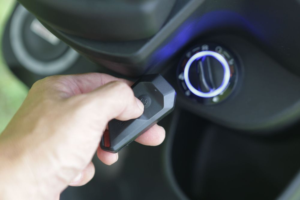 全車系標配Keyless免鑰匙系統,只要靠近車輛就能啟動車輛、開啟油箱置物箱等功能。翁玉信攝