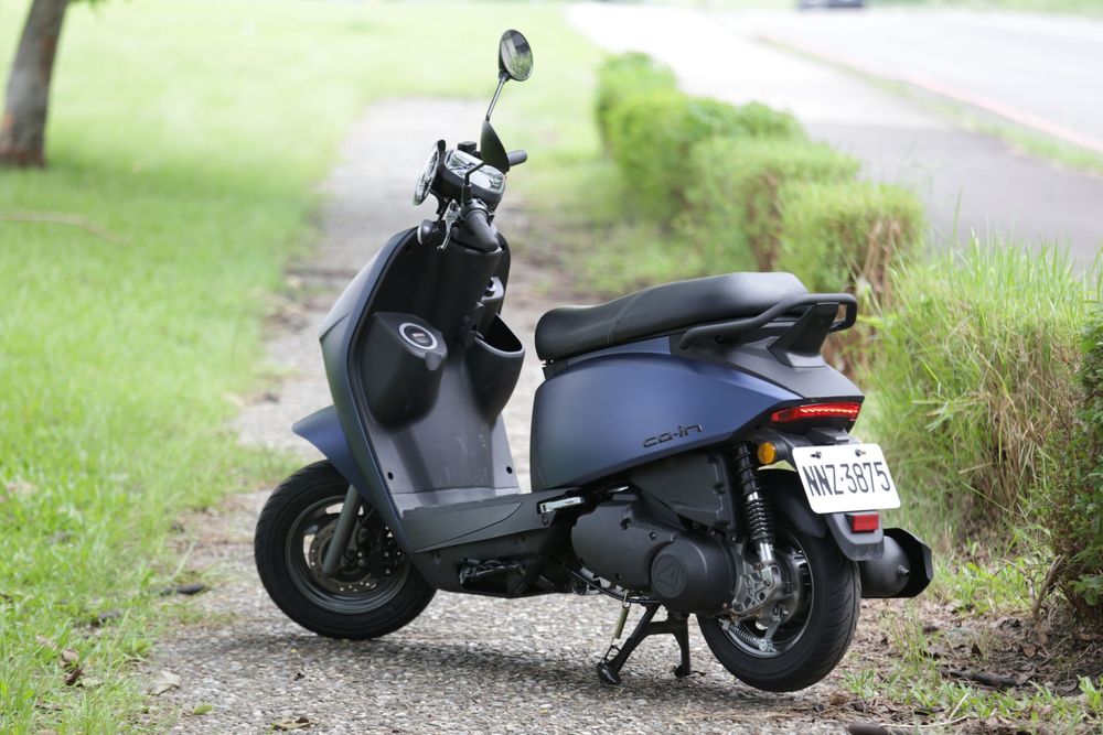 車側利用一道弧線勾勒出車尾樣貌,並配上細長型的LED尾燈組。翁玉信攝