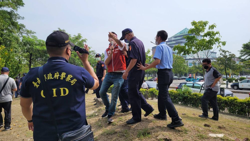 警方拦追基进党人。刘荣辉摄。