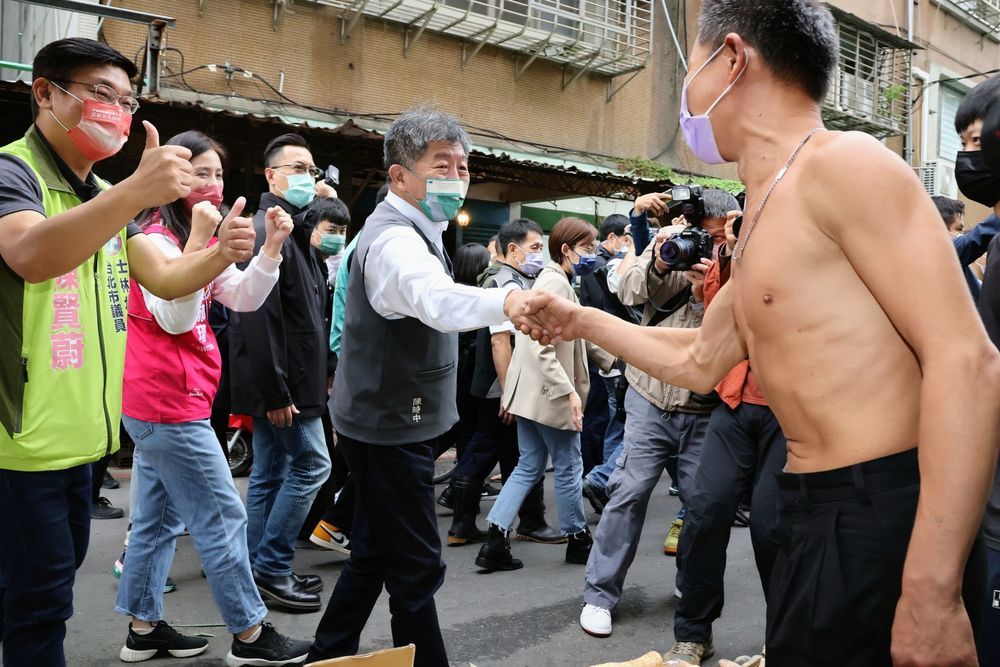 陳時中和攤商握手。趙世平攝