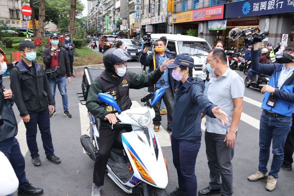 王郁揚(騎車者)遭嗆「妨礙交通」。趙世平攝