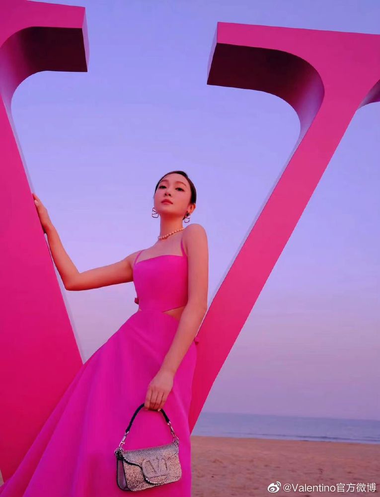 韓國女星Jessica在日前出席VALENTINO活動時,搶穿沿用「PP粉」的2023早春系列禮服。翻攝VALENTINO微博