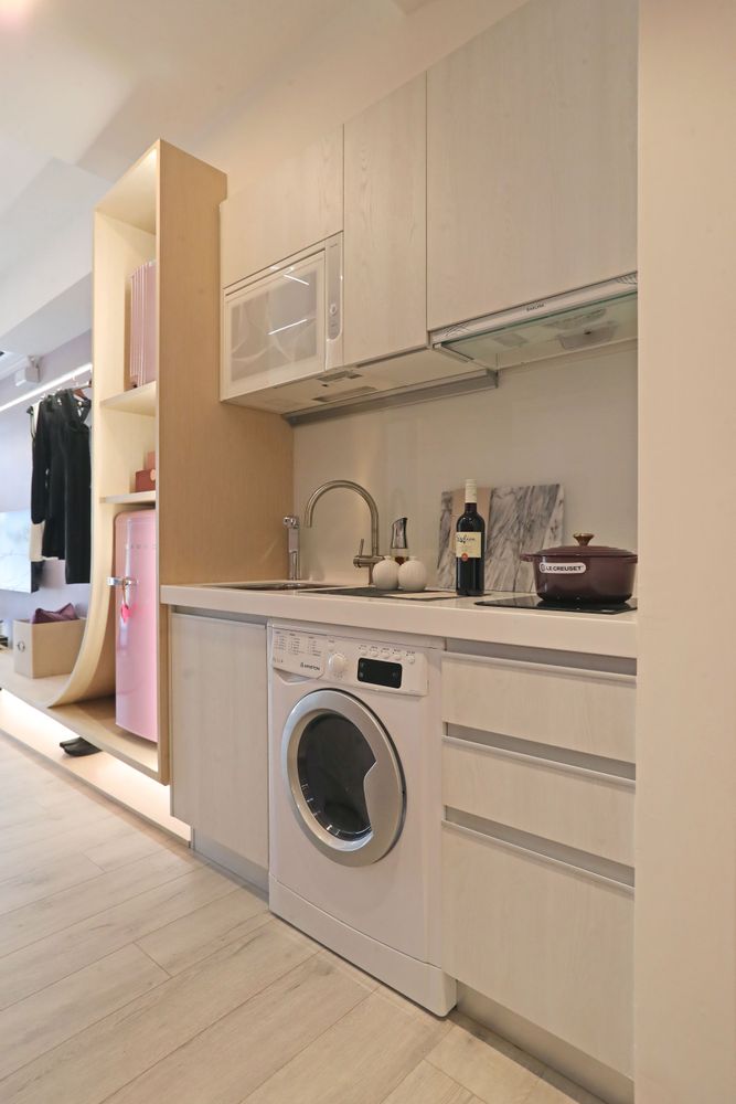 該案樣品屋，一進到室內為廚房、洗衣空間。林林攝