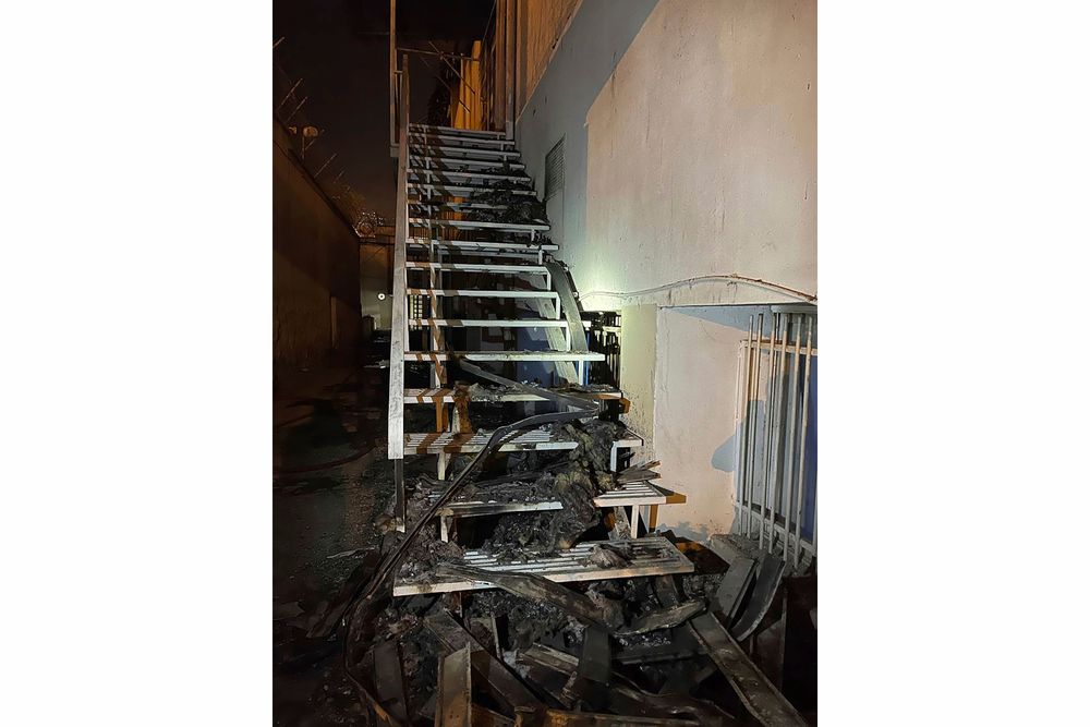 伊朗伊斯蘭共和國通訊社（IRNA）提供的照片顯示，監獄內一棟建物樓梯曾遭火吻。美聯社