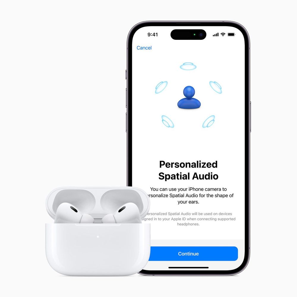搭配 iOS 16 可使用 iPhone 原深感測鏡頭掃描耳型,打造個人化空間音訊更為沈浸感的聆聽效果。取自 Apple