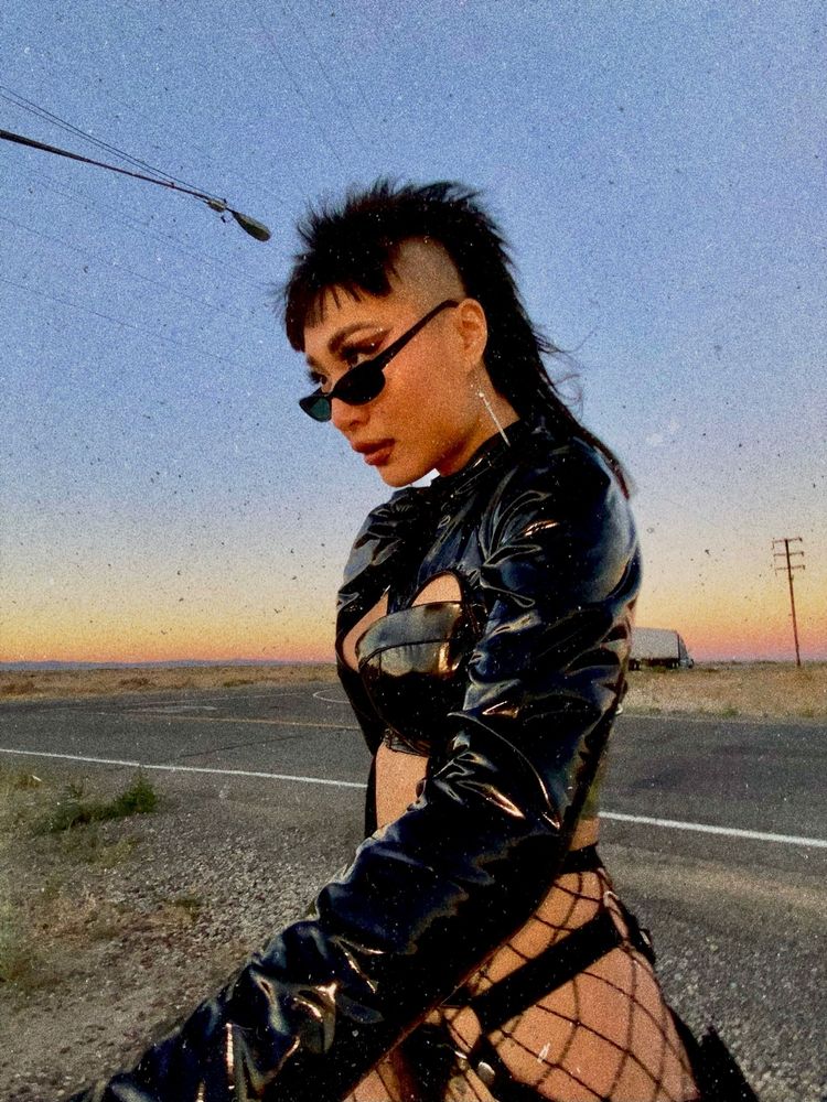 美籍華裔饒舌女歌手BAER化身性感女殺手，卻意外讓雪乳若隱若現。星河音樂工作室提供