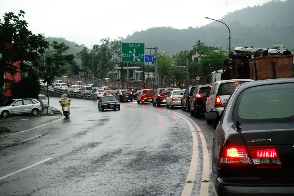 公路總局四區工程處預估，連假首日將出現南下最大車潮，車流從清晨5時起湧現。資料照片