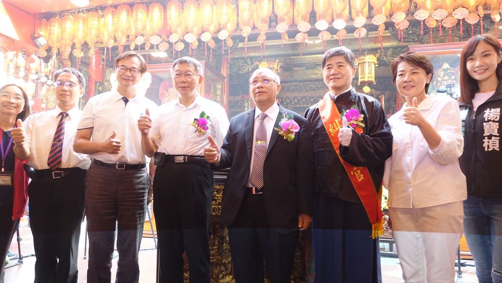 藍世聰(左三)、柯文哲(左四)、吳俊鴻(右三)、黃珊珊(右二)、楊寶楨(右一)及廟方合照。莊宗達攝