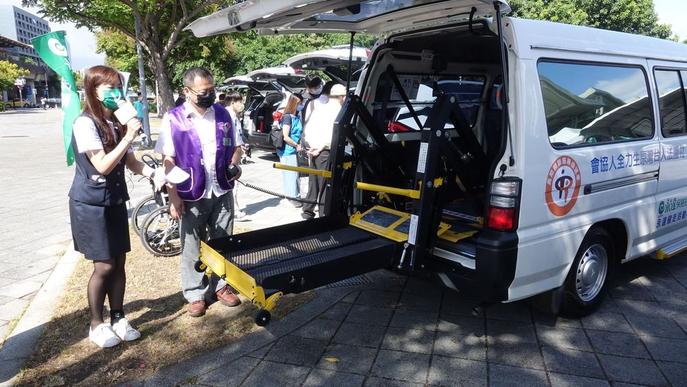 長照專車有升降梯，讓輪椅族也能輕鬆上下車。莊宗達攝