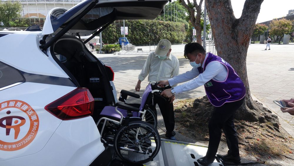 長照專車有升降梯，讓輪椅族也能輕鬆上下車。莊宗達攝