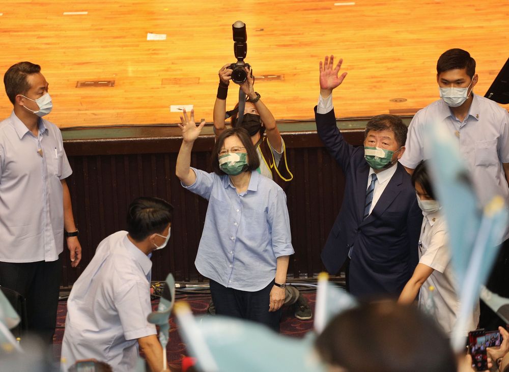 陳時中（右2）今天與蔡英文（中）同台。陳明中攝