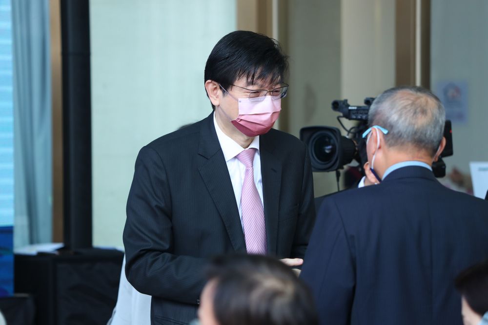 裴偉連日來說法一再變，從一開始閃躲，後來強硬表示音檔被變造喊告，後又上節目時突然180度轉變態度認了「有膨風」。