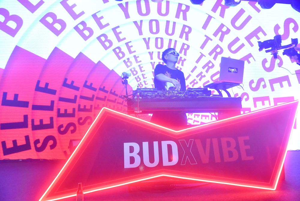 DJ Mykal a.k.a.林哲儀，用生命在播歌。BUDXVIBE提供