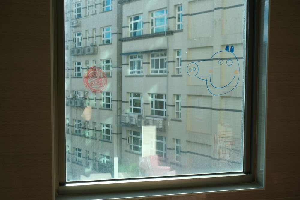 清潔前以一般彩色筆在玻璃上隨意塗鴉。陳志淵攝
