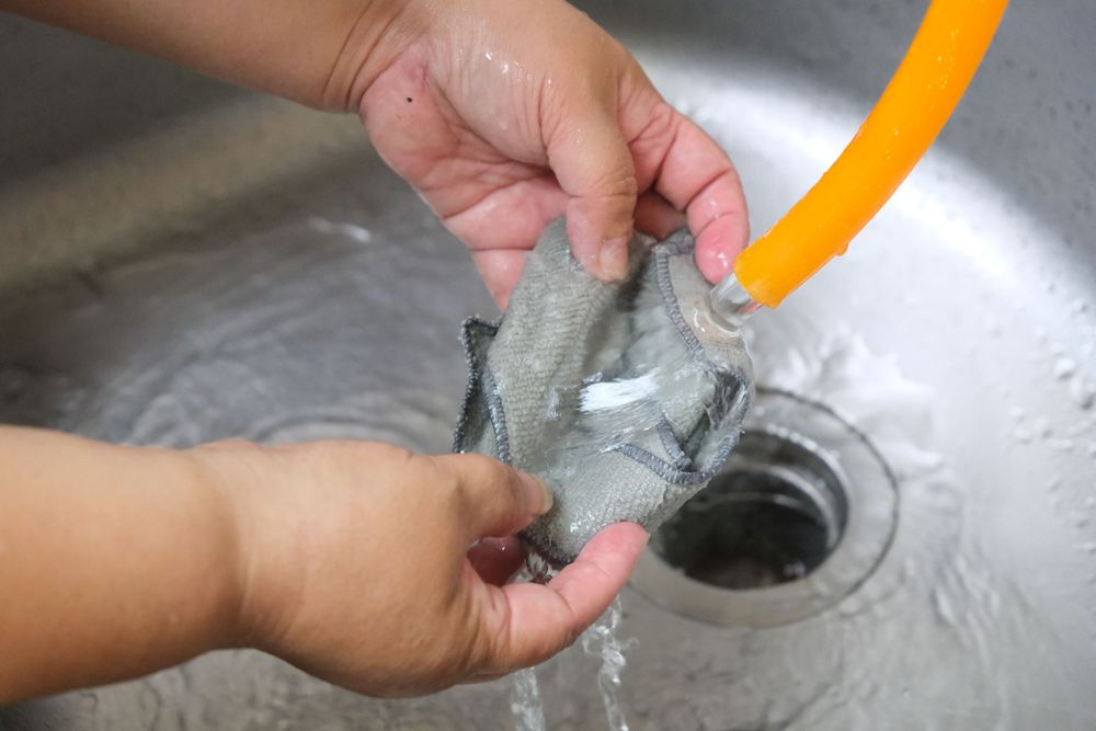 打濕超細纖維抹布。陳志淵攝