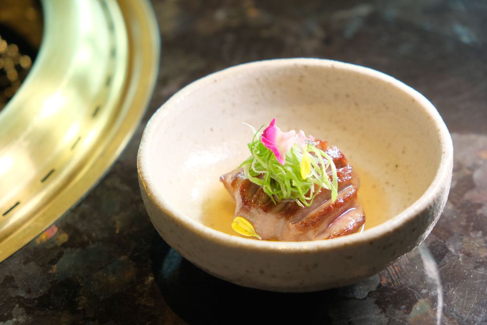 牛舌兩面燒烤至金黃焦脆，再沾附鹽味柚汁醬，搭配蔥花品嘗。陳志淵攝