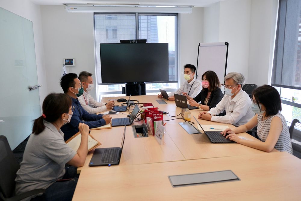 為喬藥常要半夜國外開會。陳志淵攝