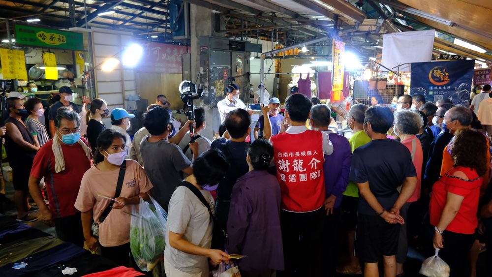 謝龍介在安南果菜市場舉辦「民主菜市場．逗陣行」宣講。謝龍介提供