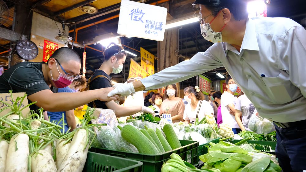謝龍介一一和攤商握手互動。謝龍介提供