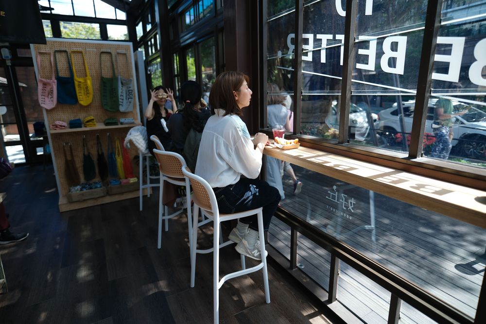 360度全採光設計的玻璃屋建築，陽光能穿透店裡各個角落。陳志淵攝