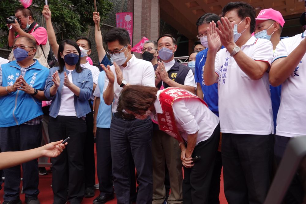 林姿妙多次90度鞠躬，感謝鄉親力挺。林泊志攝