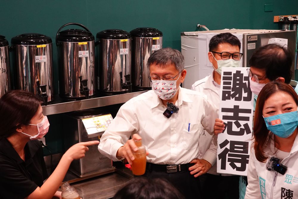 柯文哲到宜蘭市中山路手搖飲店，充當店員做起手搖飲。林泊志攝