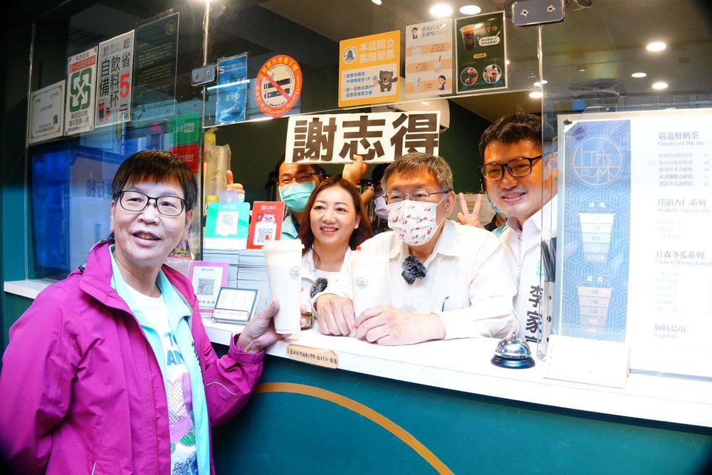 柯文哲在手搖飲店體驗手搖飲店員的辛苦，還說讓他工作2天就要改寫SOP。林泊志攝