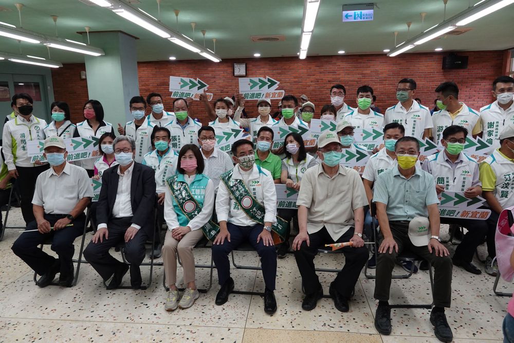 民進黨宜蘭縣黨公職參選人陪同江聰淵前往宜蘭縣選委會登記參選縣長。林泊志攝