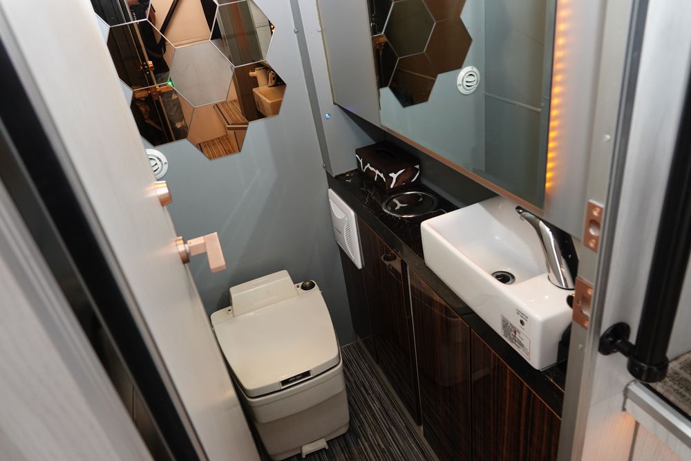 豪華遊覽車衛生間。陳德興攝