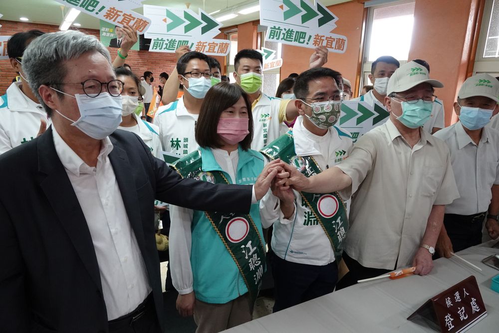 民進黨宜蘭縣長參選人江聰淵在妻子邱鈺珊、前縣長劉守成及前代理縣長陳金德陪同下，完成參選登記。林泊志攝