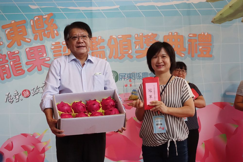 萬丹鄉農會蔡錦菊同時獲得品質評鑑及果王評鑑雙料冠軍。羅琦文攝