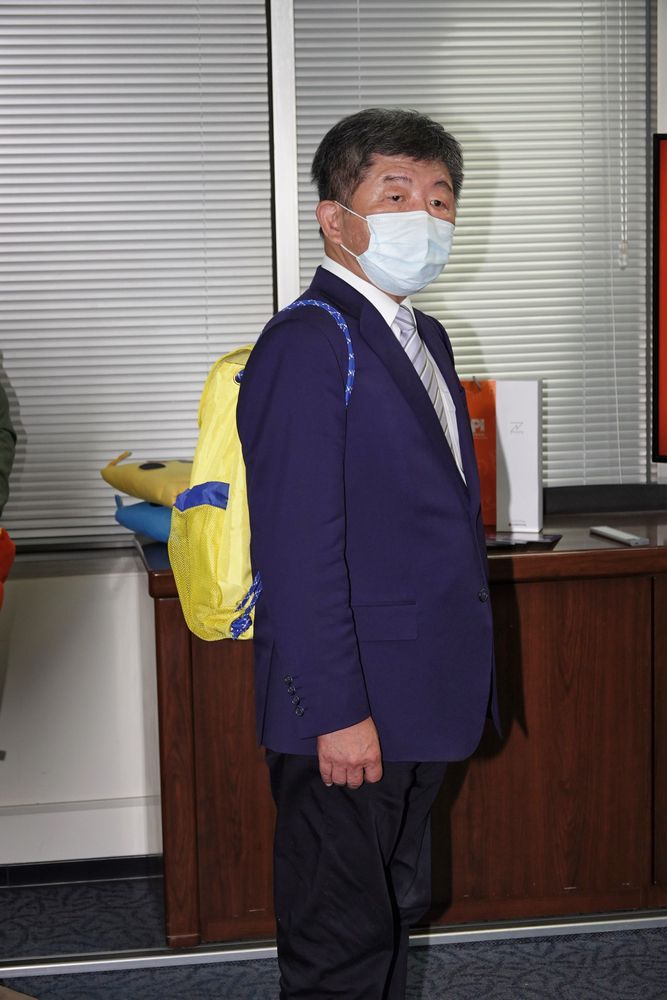 陳時中背上亮黃色防災包。資料照，陳德興攝