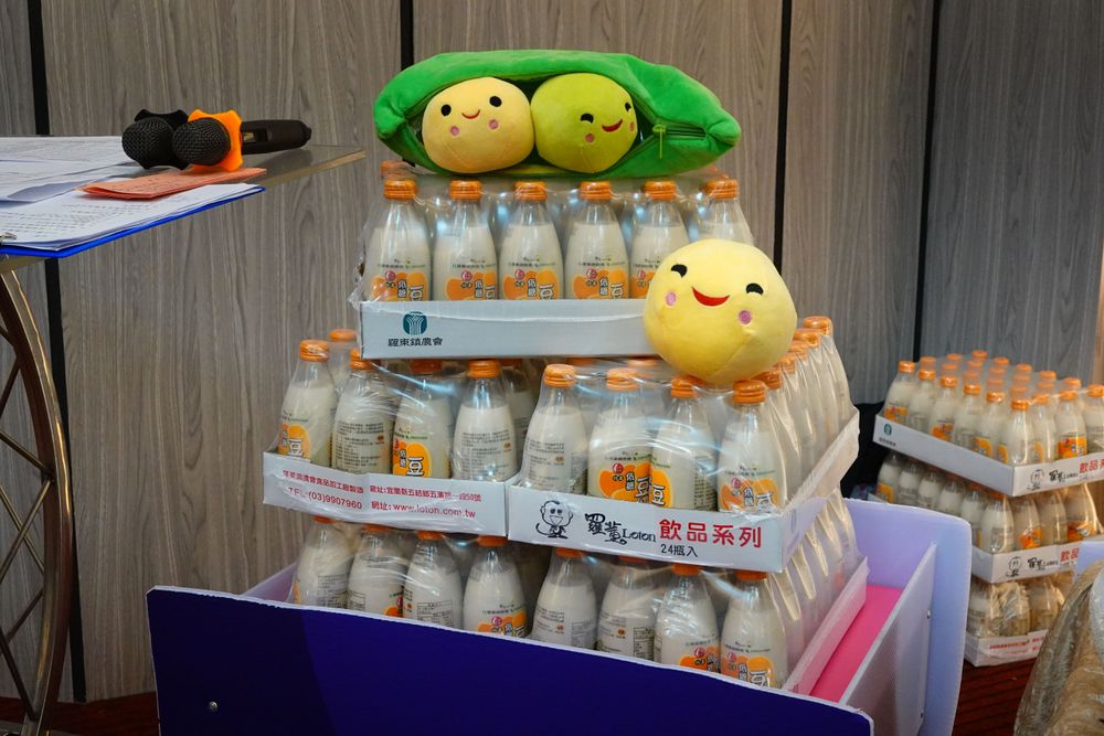 罗东镇农会以每公斤60元向青农采购国产豆，生产优质豆奶提供给学童饮用。林泊志摄