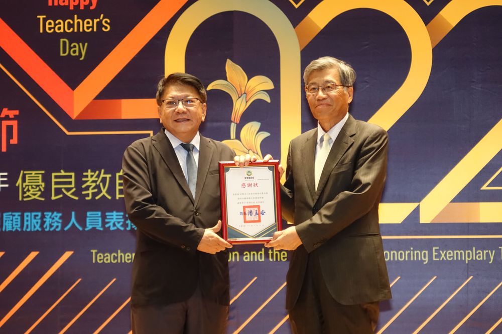 屏東縣長潘孟安（左）感謝純青基金會協助課後照顧，由董事長吳南光代表接受。羅琦文攝